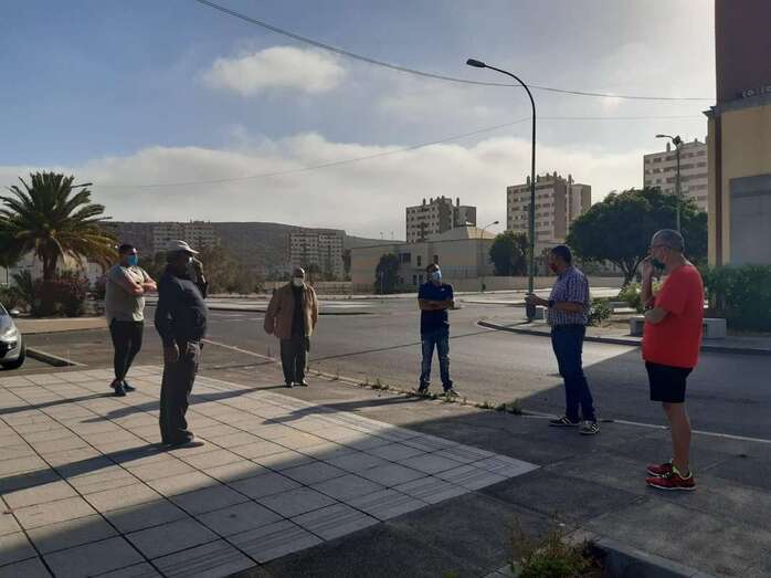 El concejal Servando González con mercadilleros de Jnámar (Foto TA)